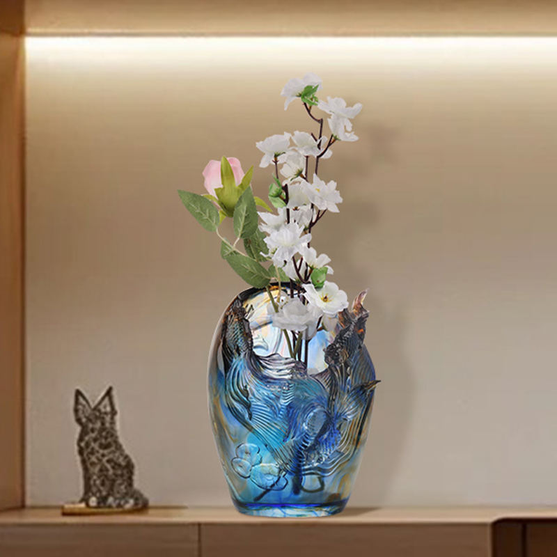 Glazen vaas: luxe en verfijnde woonkamer bloemstuk kristalglas artistiek bewaard gebleven bloemenhouder thuis eettafel decoratief ornament