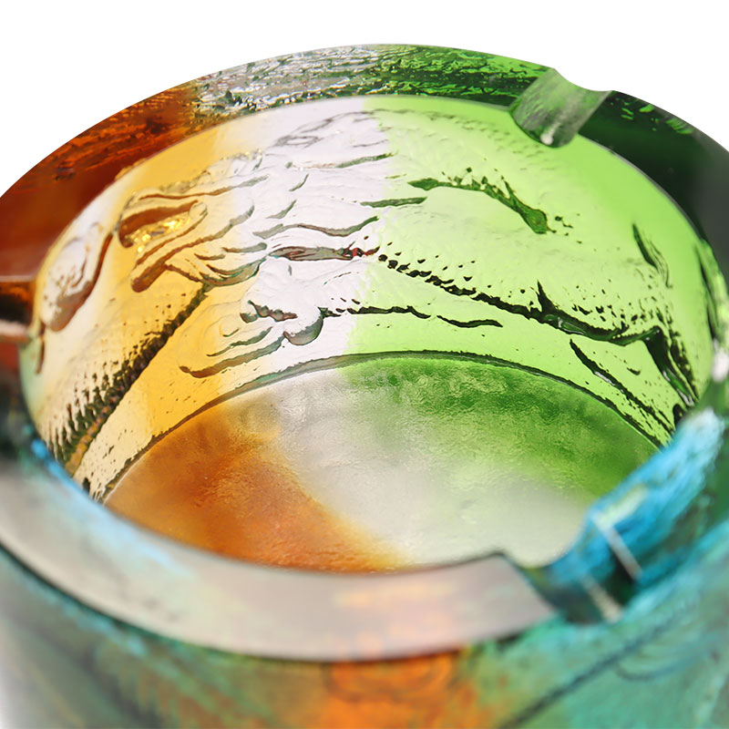 Glazen asbak met draak-uit-zee-patroon