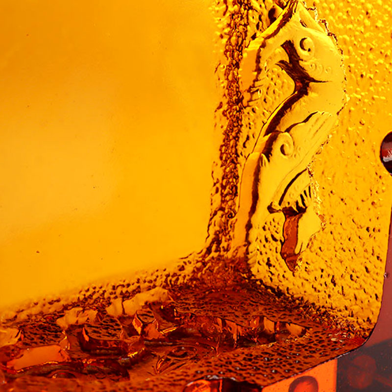 Asbak van rood glas met prachtige dierenpatronen in reliëf