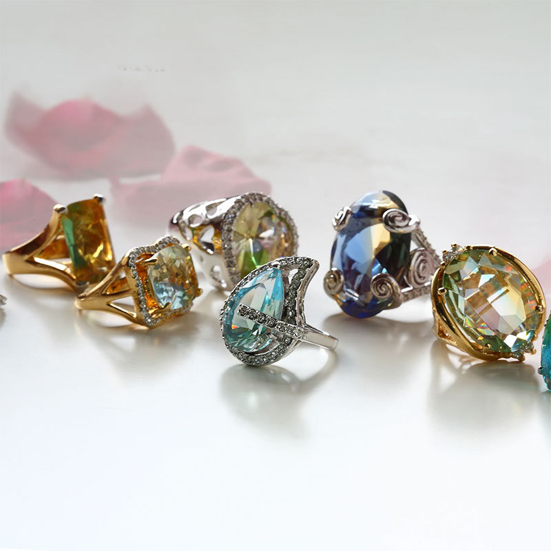 Ring met druppelvormig geslepen glas