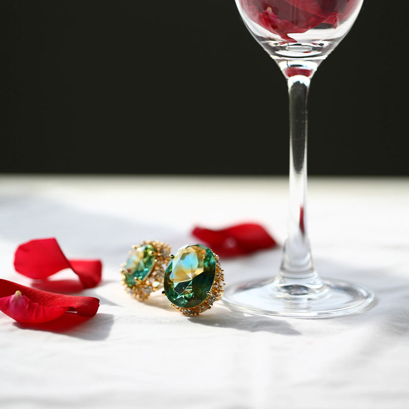 Groene glazen oorbellen met gouden oorkussens