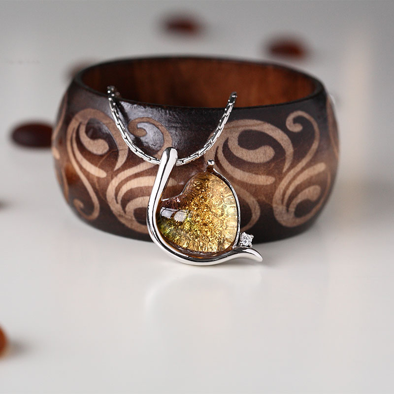 Elegante zilverkleurige armband ingelegd met glashanger