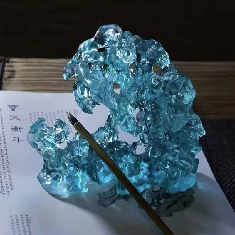 Rotsvormige blauw gekleurde glazen ornamenten