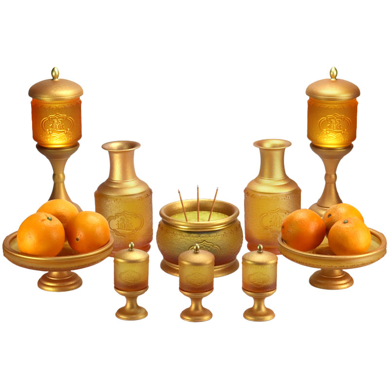 Glazen offergaven voor de boeddhistische tempel om rijkdom en schatten te brengen