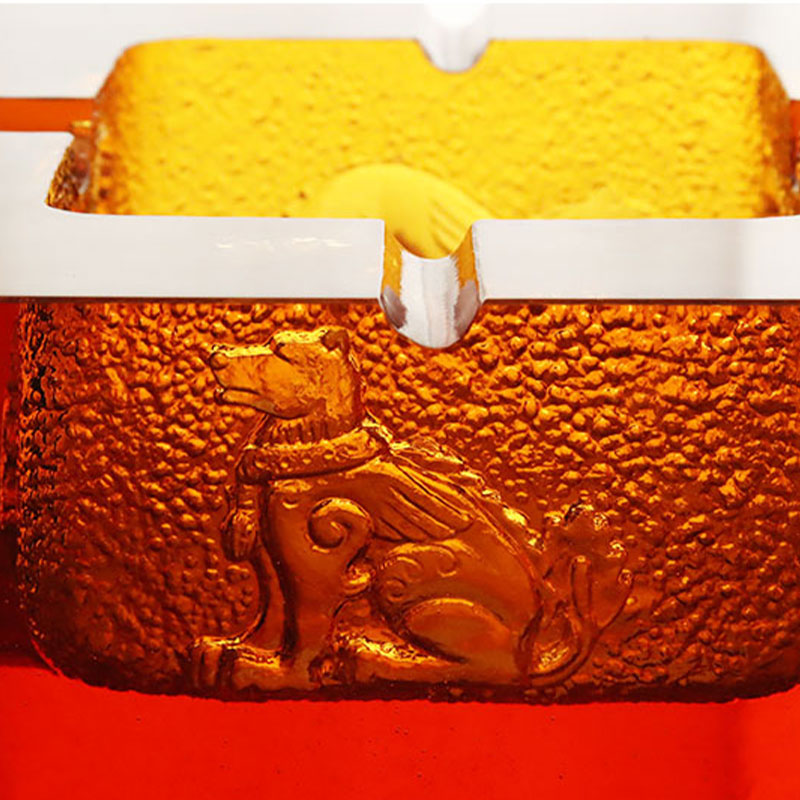 Asbak van rood glas met prachtige dierenpatronen in reliëf