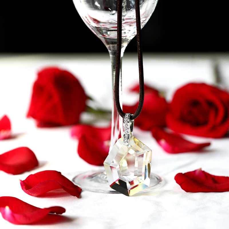 Zilverkleurige ketting met glazen hanger patroon montage