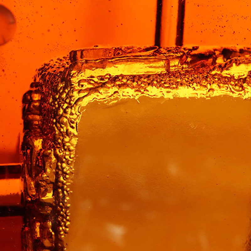 Asbak van rood glas met prachtige dierenpatronen in reliëf