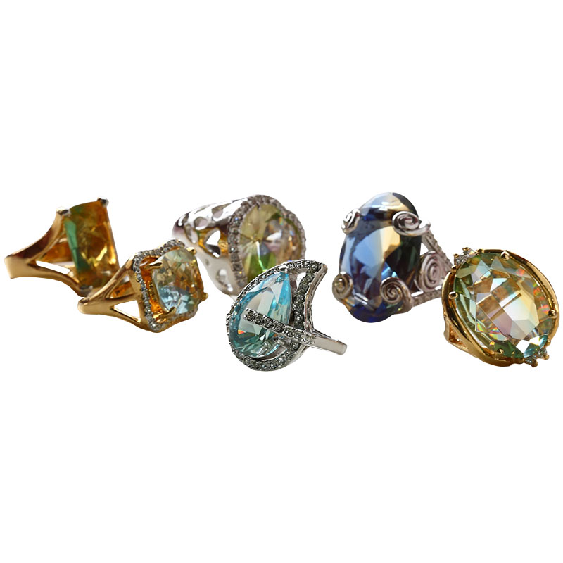 Ring met druppelvormig geslepen glas