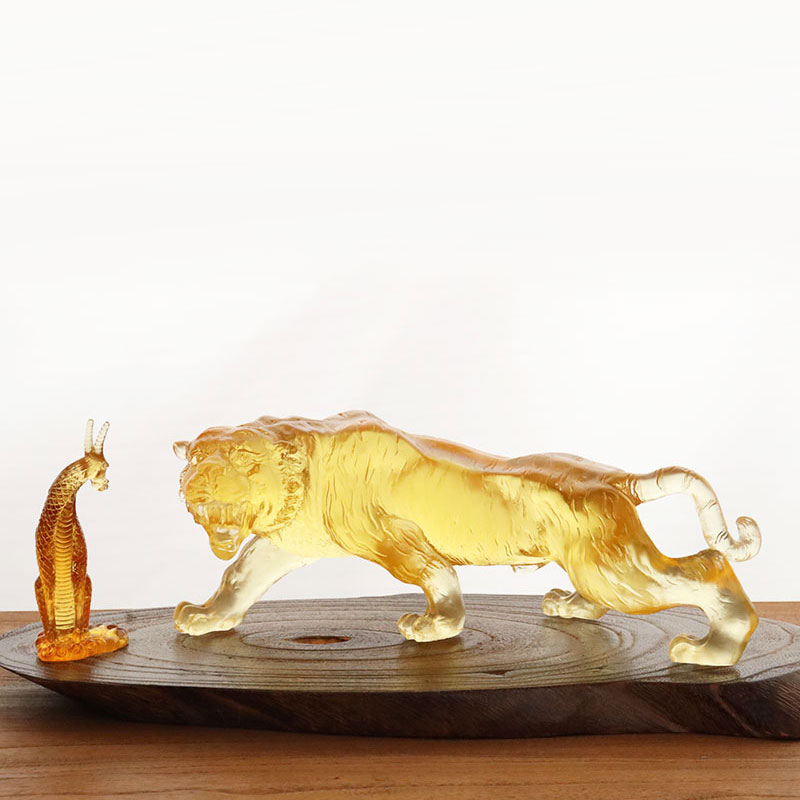 Goudkleurige glazuur tijgerornamenten