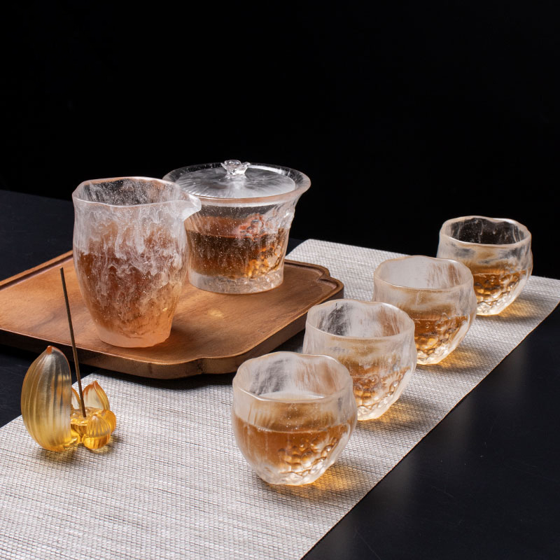 Doorzichtige theekopjes met deksels