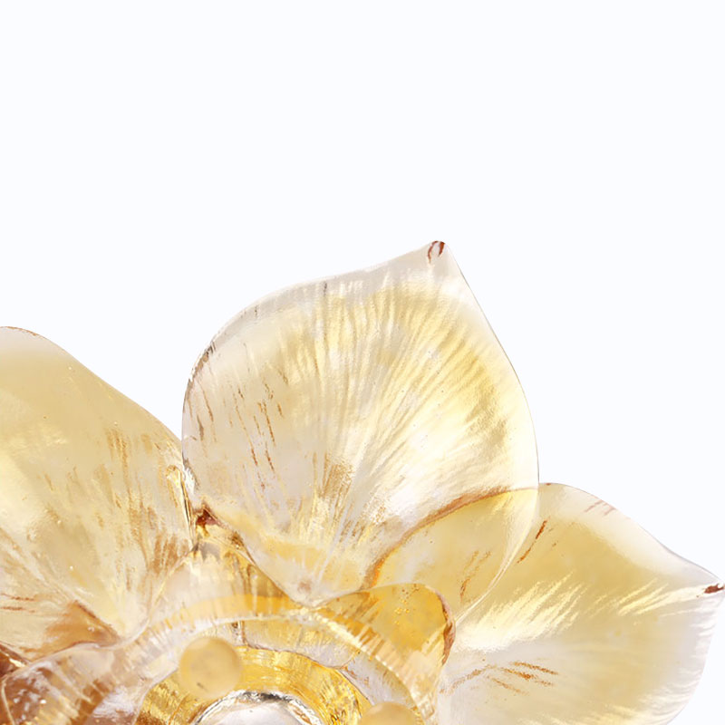 Glazen bloemblaadjevormige kaarsenhouder