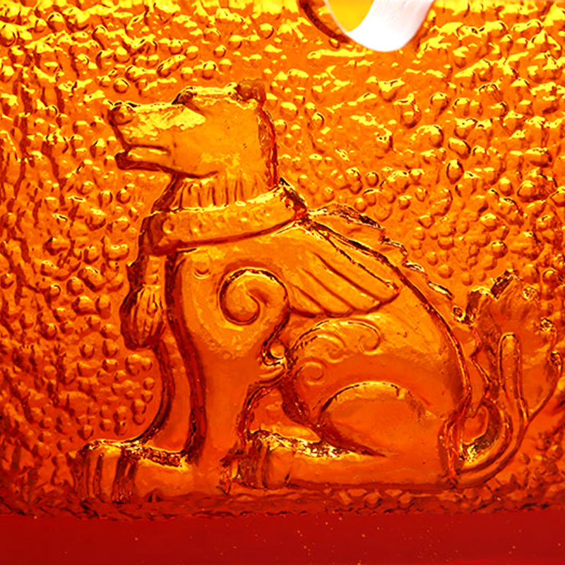 Asbak van rood glas met prachtige dierenpatronen in reliëf