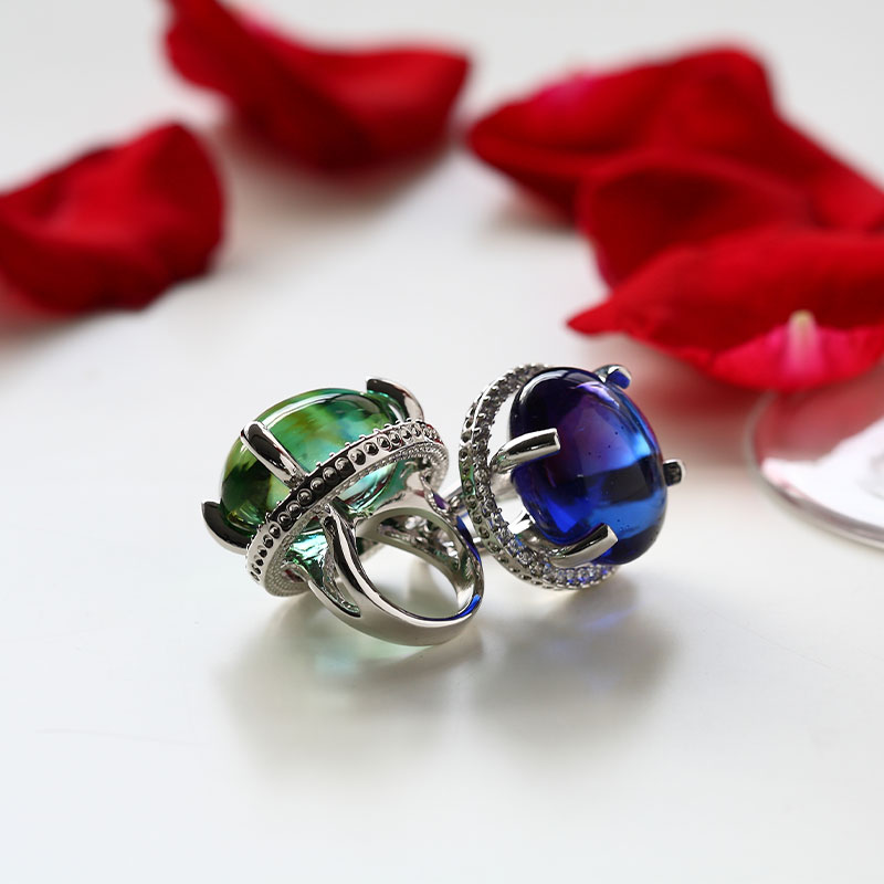 Transparante blauw/groene ovale glazen ring in prong-stijl