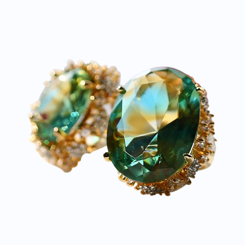 Groene glazen oorbellen met gouden oorkussens