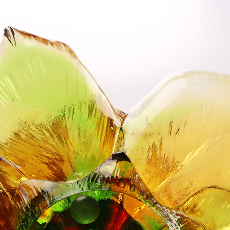 Glazen bloemblaadjevormige kaarsenhouder