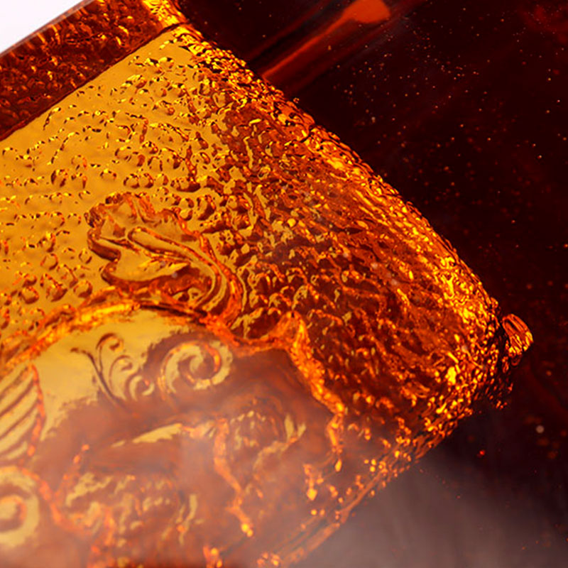 Asbak van rood glas met prachtige dierenpatronen in reliëf