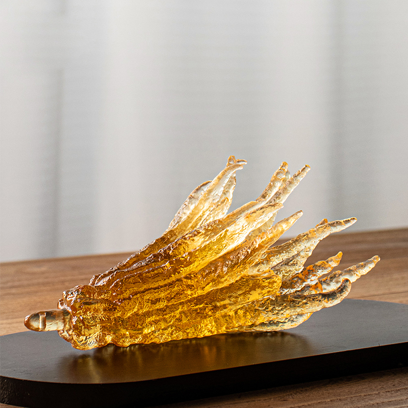 Handvormige goudkleurige glazen wierookhouder