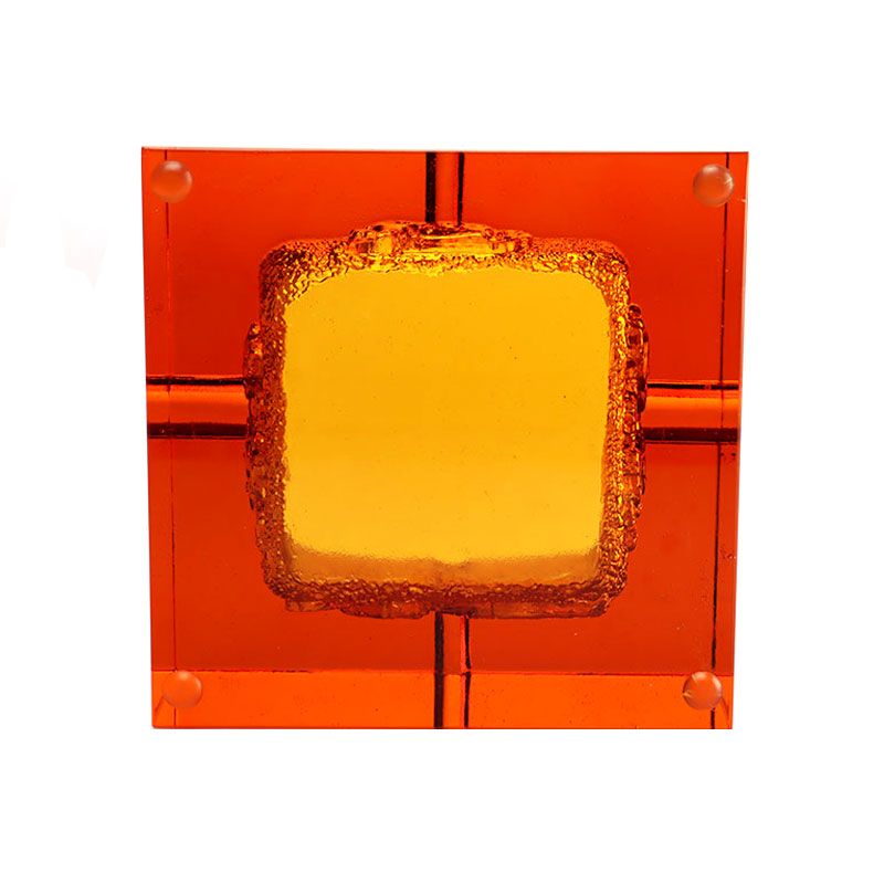 Asbak van rood glas met prachtige dierenpatronen in reliëf