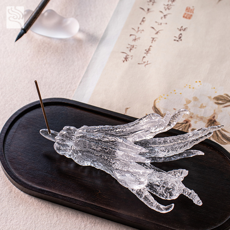 Handvormige goudkleurige glazen wierookhouder