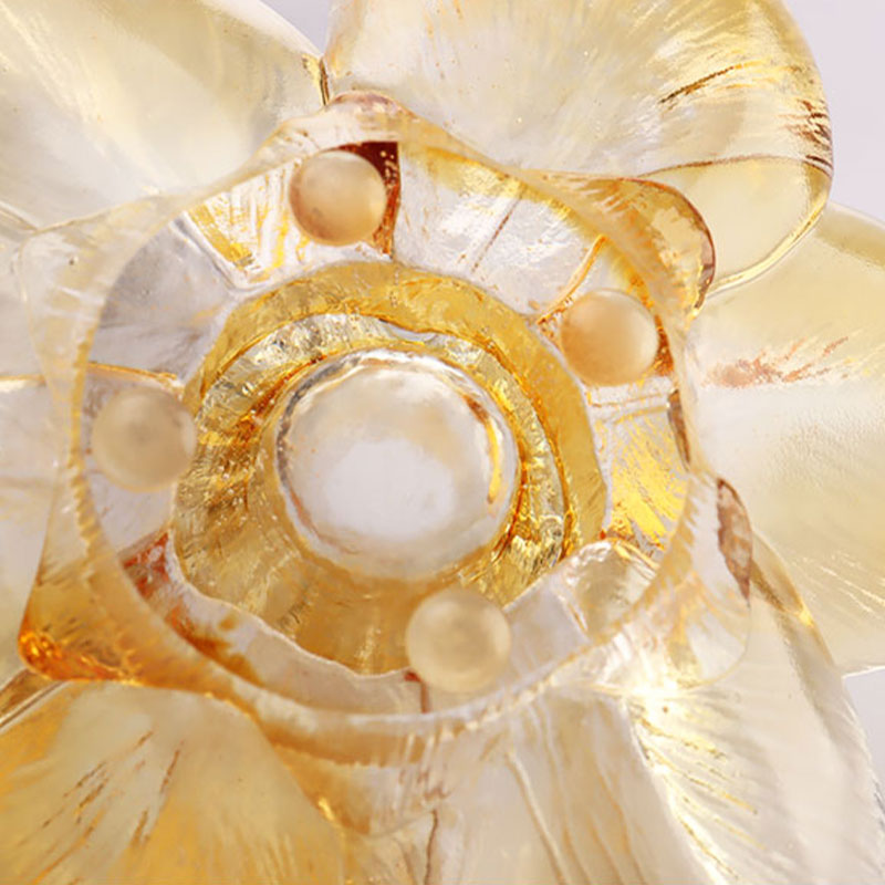 Glazen bloemblaadjevormige kaarsenhouder