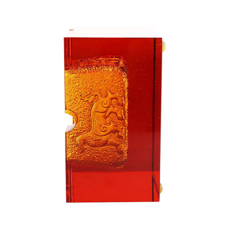 Asbak van rood glas met prachtige dierenpatronen in reliëf