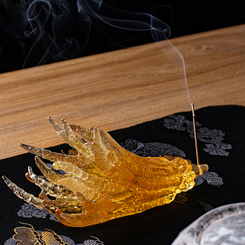 Handvormige goudkleurige glazen wierookhouder