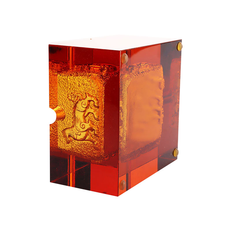 Asbak van rood glas met prachtige dierenpatronen in reliëf