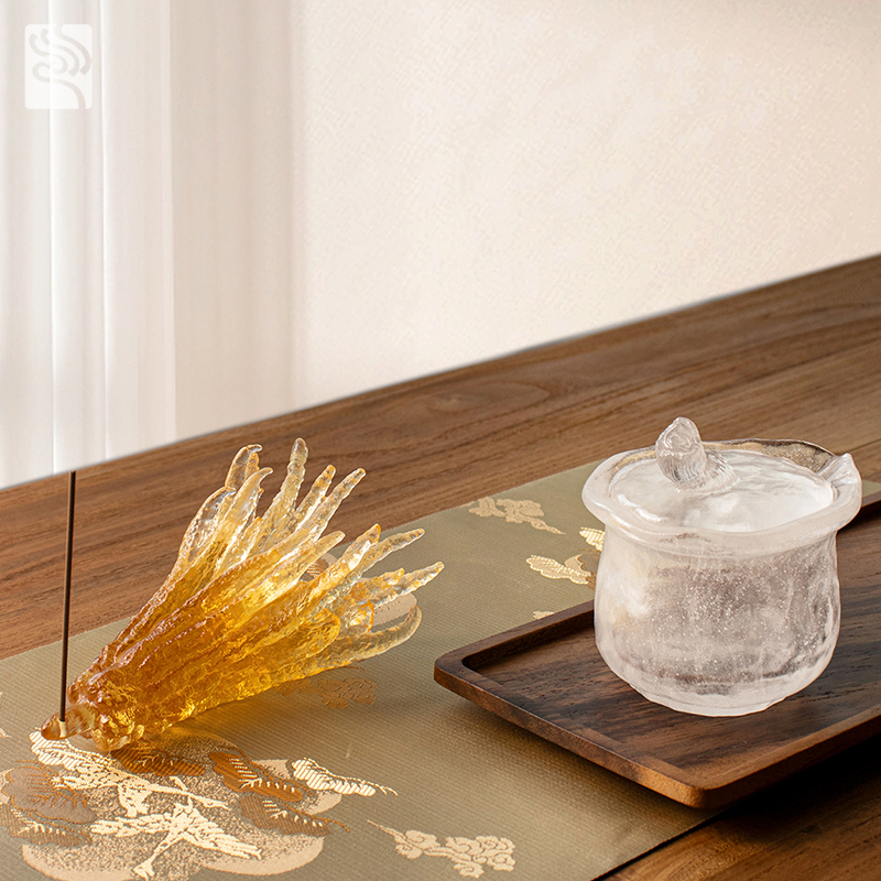 Handvormige goudkleurige glazen wierookhouder