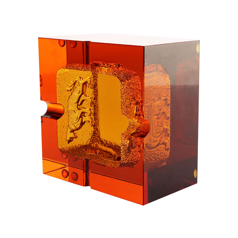 Asbak van rood glas met prachtige dierenpatronen in reliëf