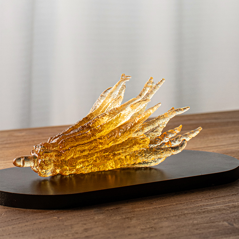 Handvormige goudkleurige glazen wierookhouder