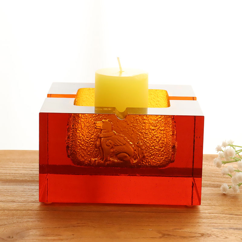 Asbak van rood glas met prachtige dierenpatronen in reliëf