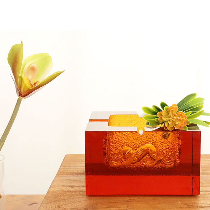 Asbak van rood glas met prachtige dierenpatronen in reliëf