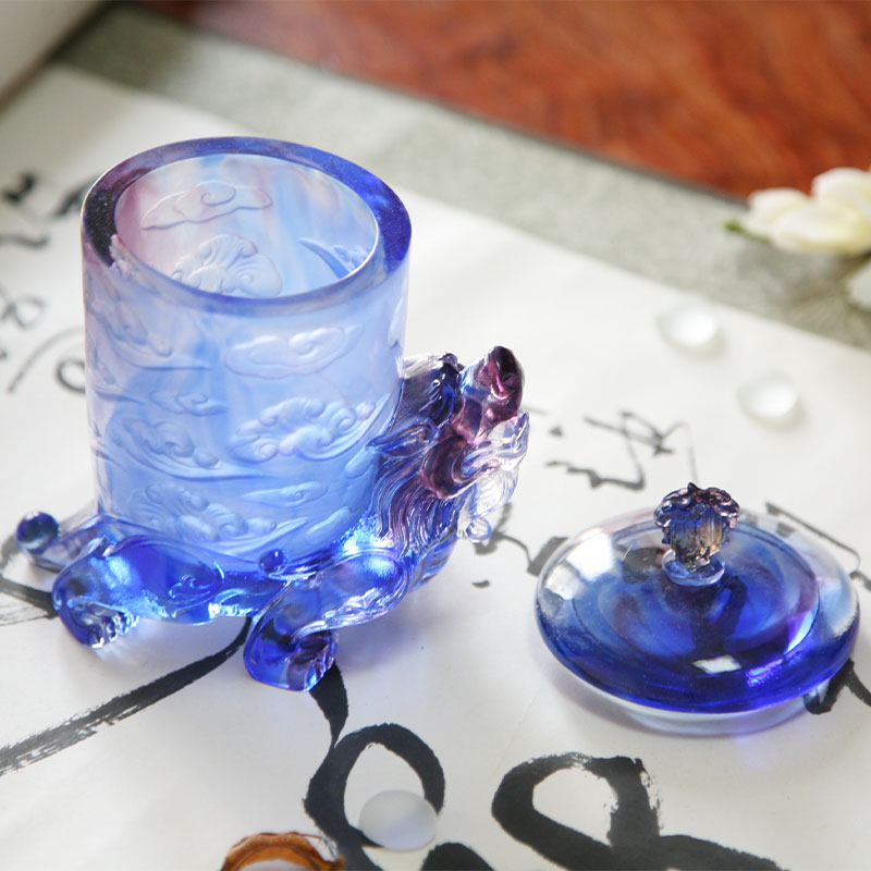 Blauw glazen kristallen beker met deksel, mythische beestbasis