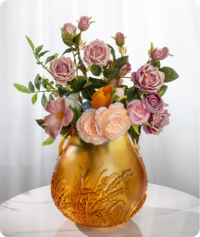 De belofte van een overvloedige oogst: een glazen vat met twee handvatten