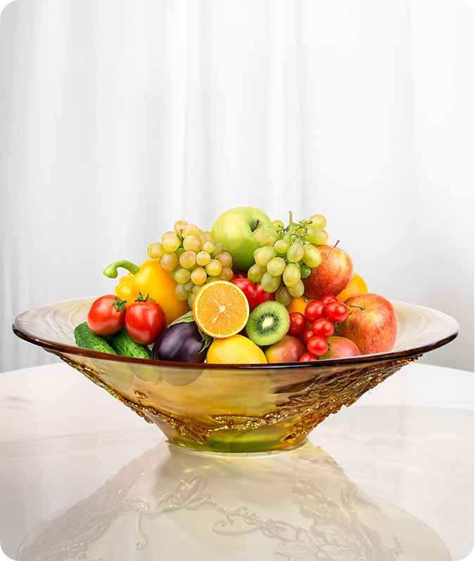 Een glazen vat met wijde opening, beladen met fruit